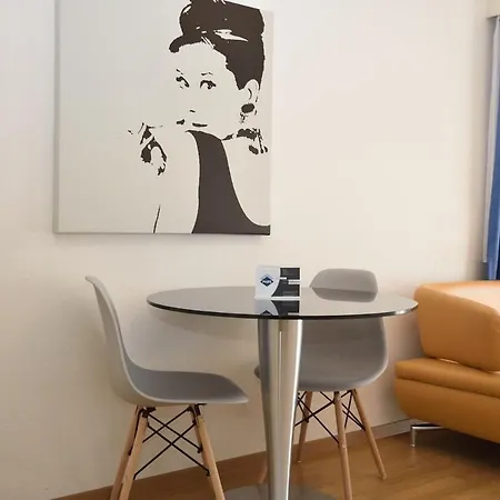 City-studio - Sweet And Modest - Crown 14 * Zürich